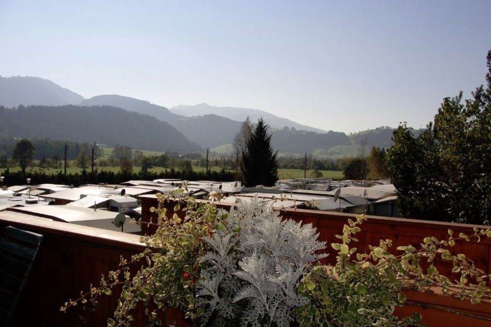 Forellencamp - Stellplätze mit den Bergen im Hintergrund