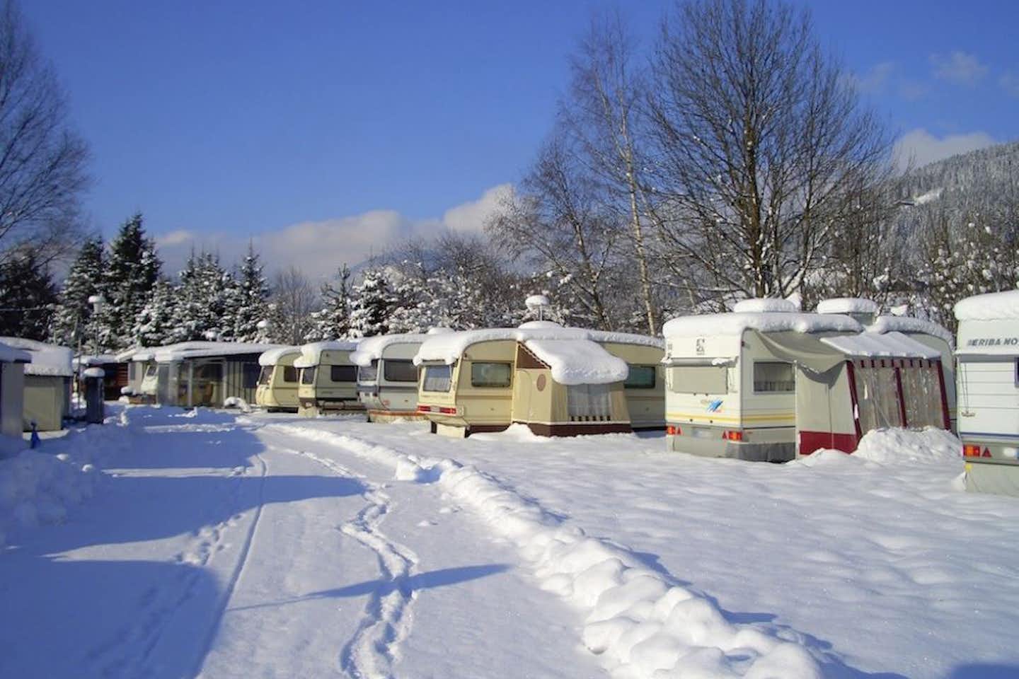 Forellencamp - Wohnwagen auf Stellplätzen im Winter