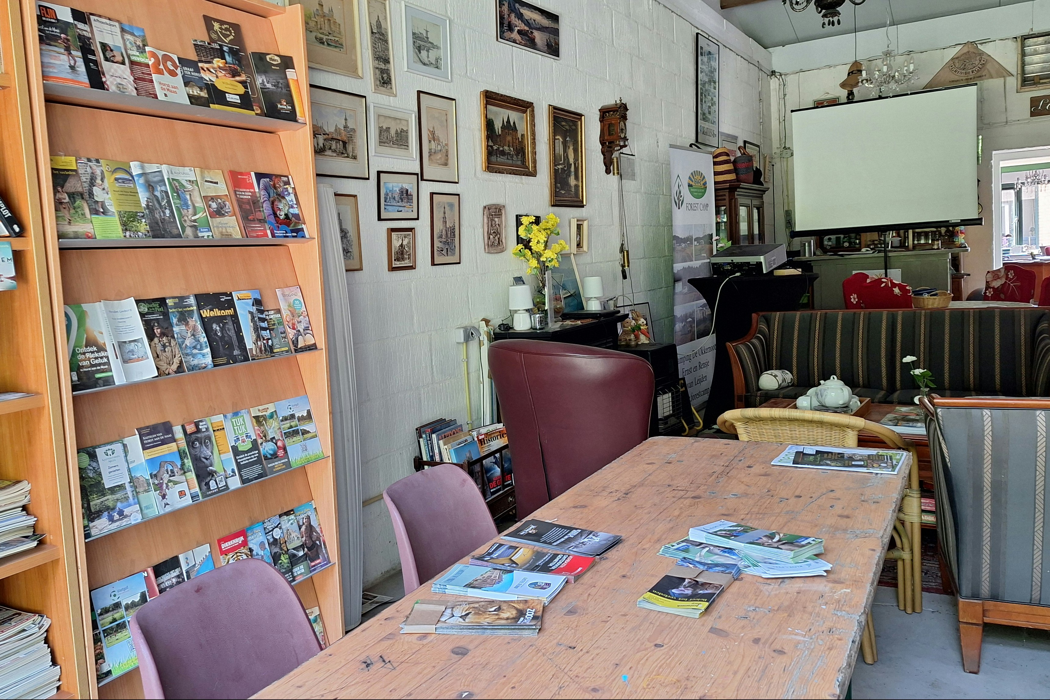 Forest Camp - Aufenthaltsraum mit Reiseführern