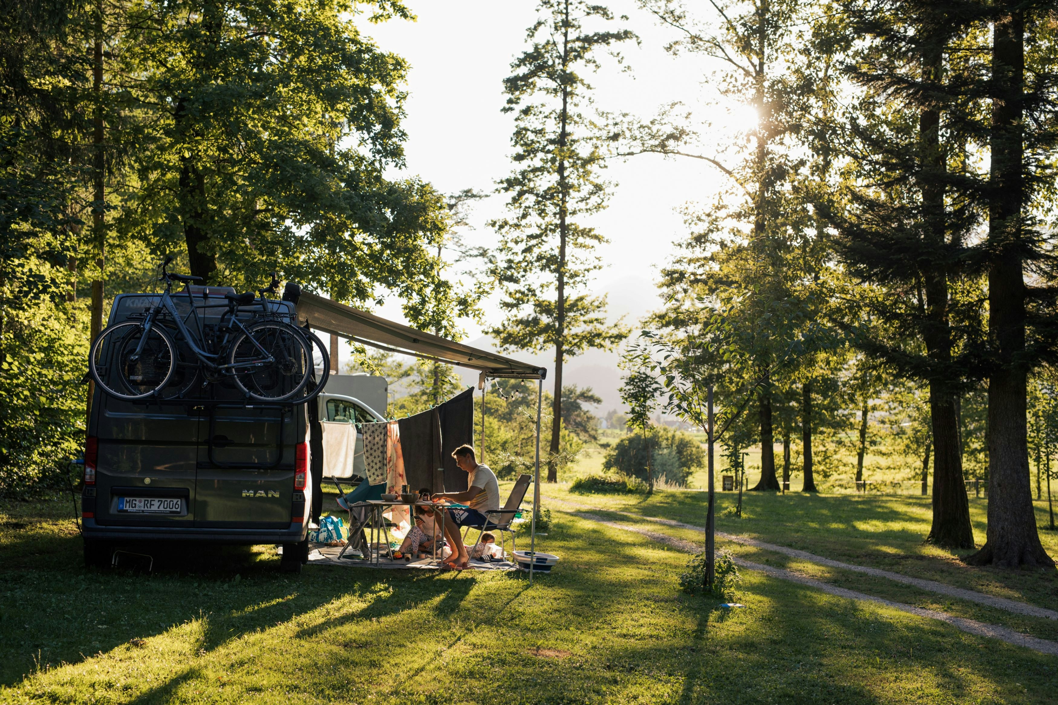 Forest Camping Mozirje - Blick auf einen Standplatz inmitten von Bäumen
