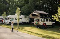 Forest Camping Mozirje - Große Standplätze für Wohnmobile und Wohnwagen auf dem Campingplatz