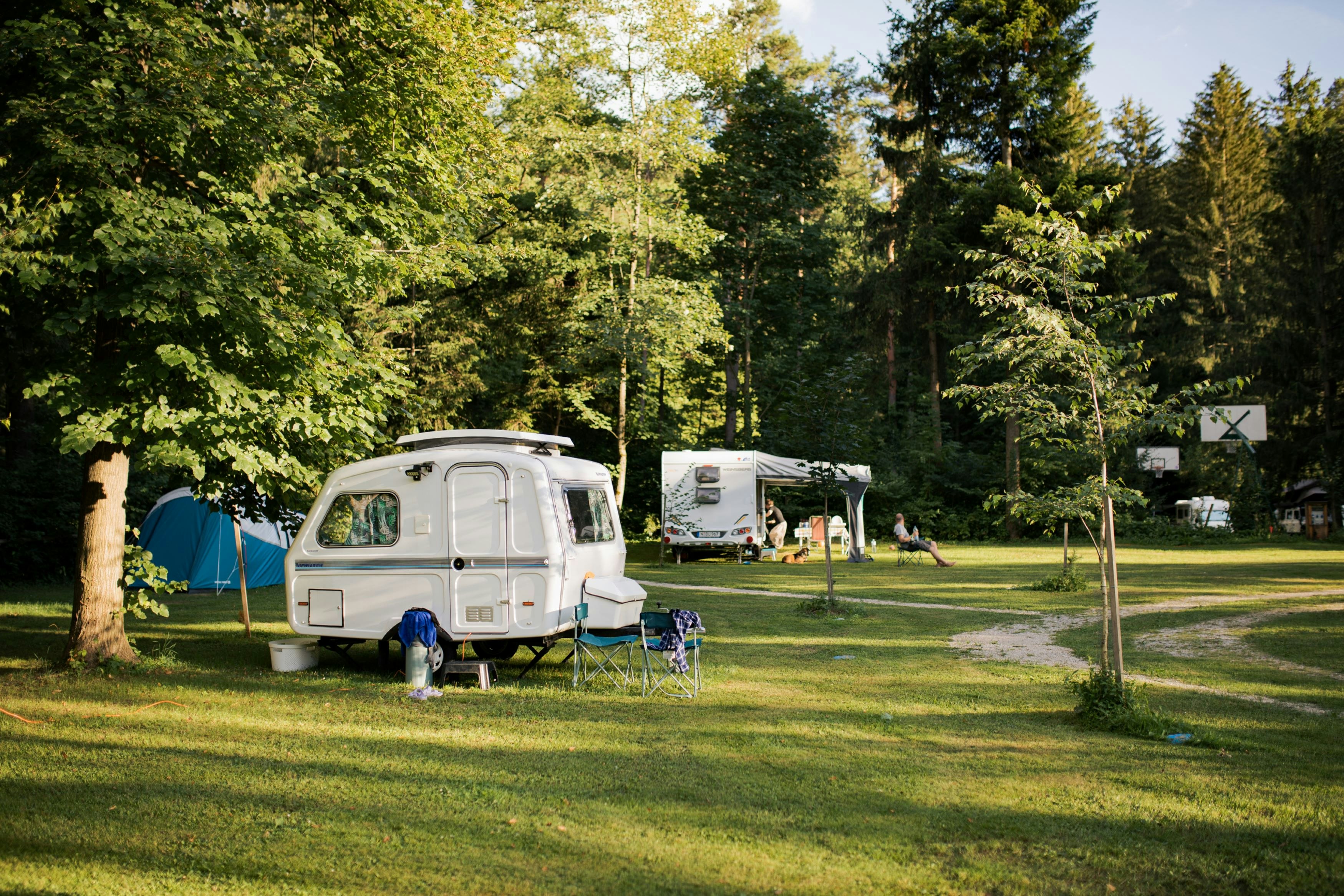 Forest Camping Mozirje - Wohnwagenstandplätze zwischen den Bäumen