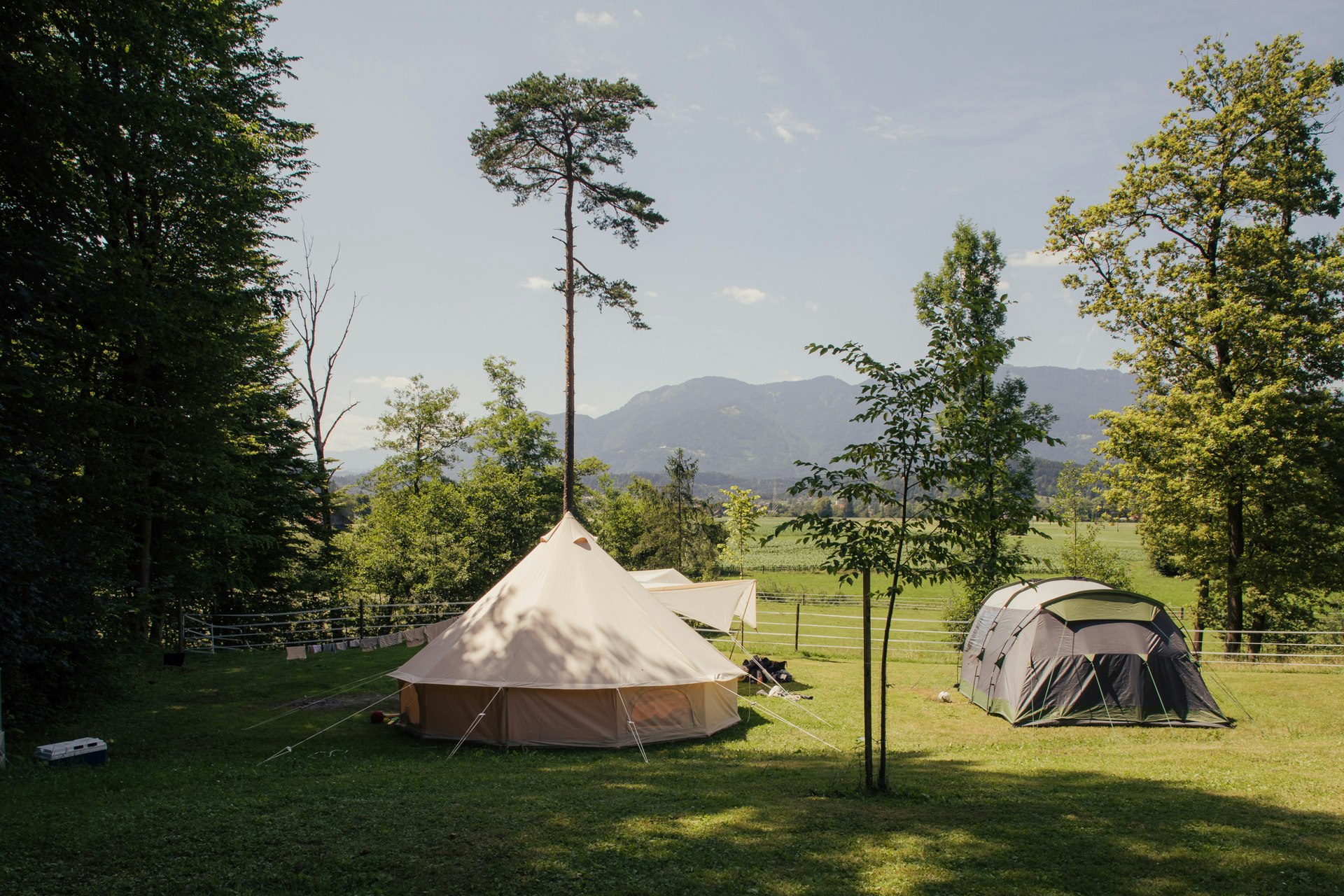 Forest Camping Mozirje - Zeltplätze mit Blick auf die Berge
