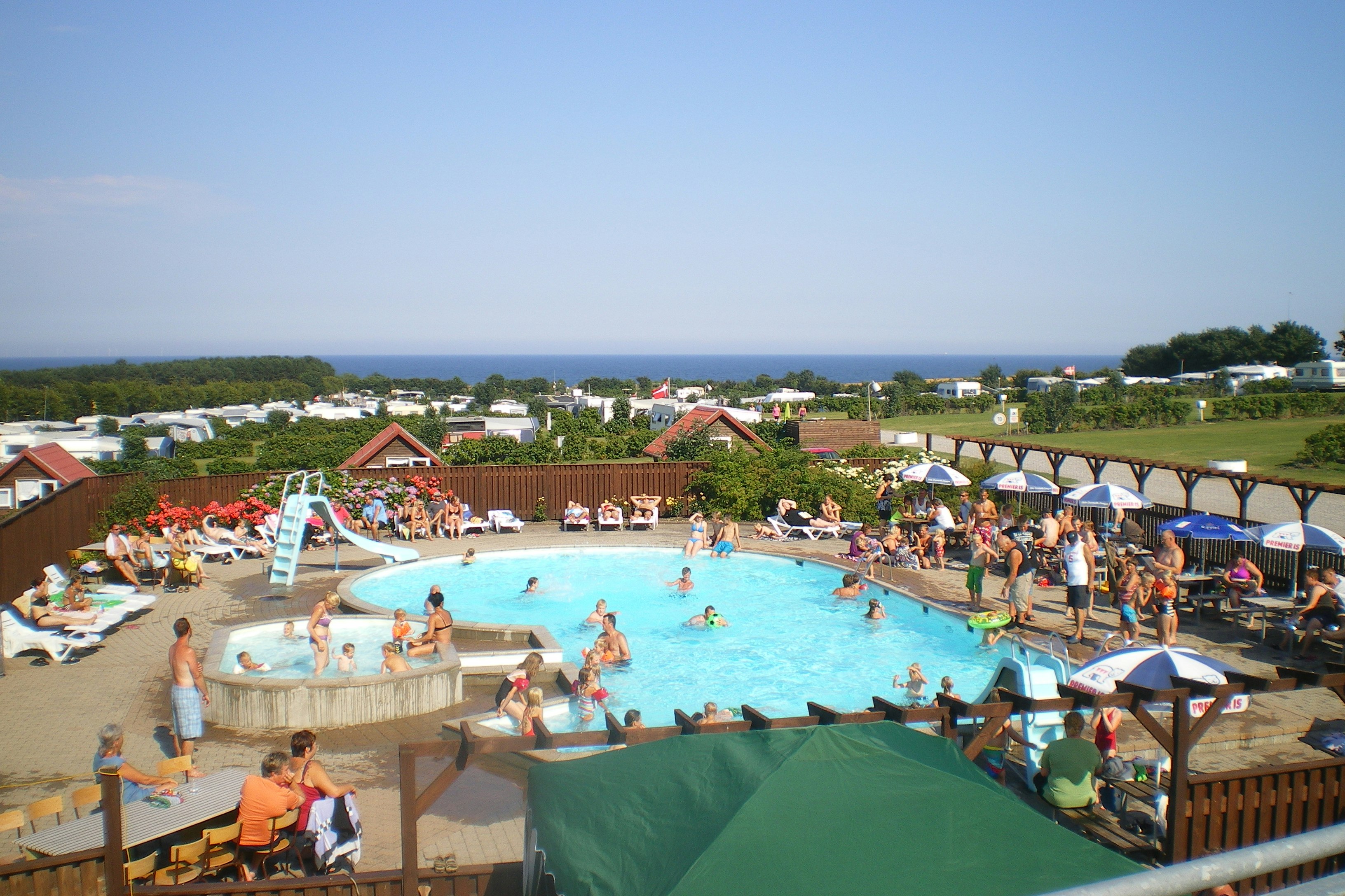 Fornæs Camping - Beheizter Poolbereich im Freien mit Liegestühlen und Sonnenschirmen