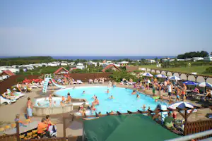 Fornæs Camping - Beheizter Poolbereich im Freien mit Liegestühlen und Sonnenschirmen