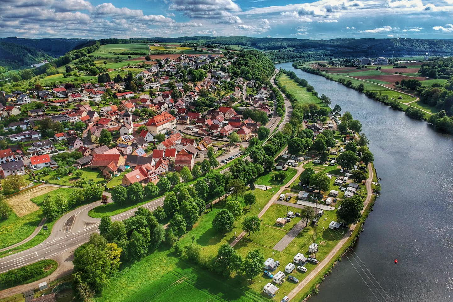 Fortuna Camping  -  Luftaufnahme vom Campingplatz bei der Stadt Binau  am Neckar