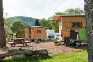 Fortuna Camping - Picknicktische an den Mobilheimen vom Campingplatz