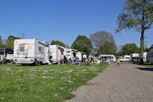 Fortuna Camping - Gehweg auf dem Stellplatz vom Campingplatz auf grüner Wiese