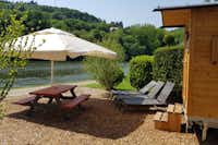Fortuna Camping  - Liegestühle und Picknicktisch mit Sonnenschirm am Mobilheim vom Campingplatz am Ufer des Neckar