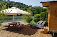 Fortuna Camping  - Liegestühle und Picknicktisch mit Sonnenschirm am Mobilheim vom Campingplatz am Ufer des Neckar