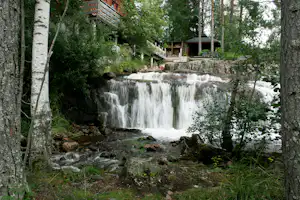 Fossumsanden Camping- Mobilheime mit Blick auf die Berge und auf den Wasserfall