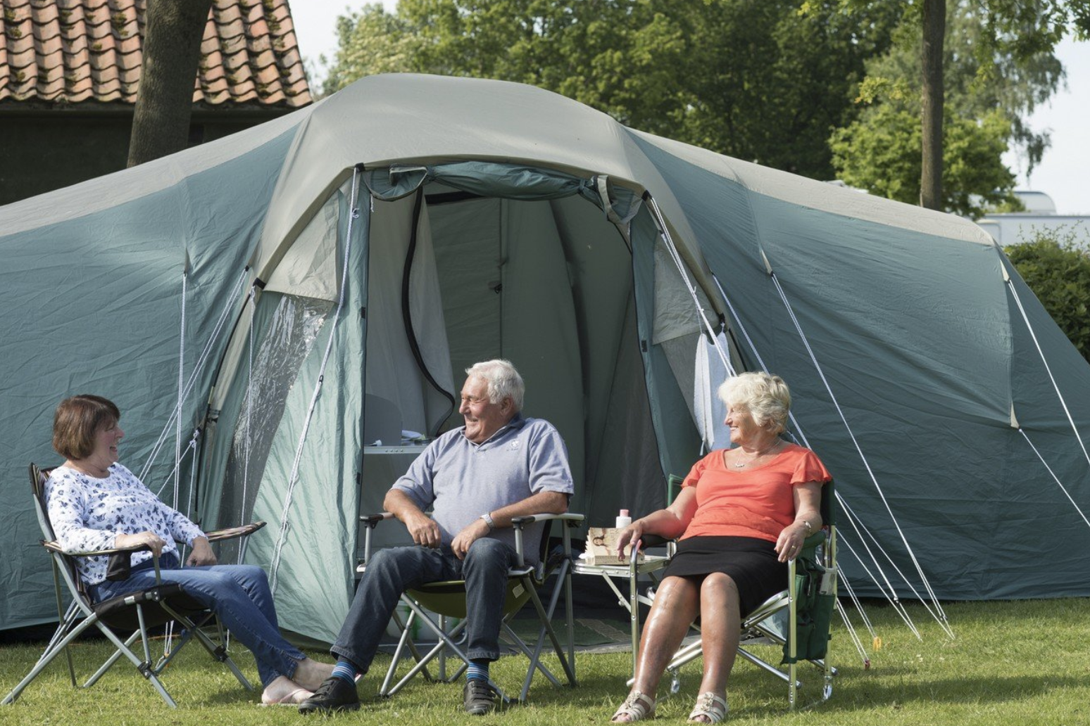 Foxholme Camping and Caravan Park - Camper sitzen vor dem Zelt-