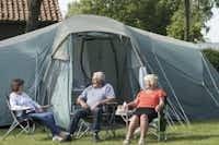 Foxholme Camping and Caravan Park - Camper sitzen vor dem Zelt-