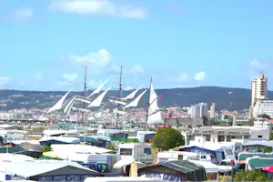 Foz do Mondego Parque de Campismo Foz do Mondego - Blick auf den Stellpaltz mit Segelschiff im Hintergrund