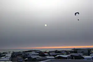 Foz do Mondego Parque de Campismo Foz do Mondego - Paraglider über dem Stellplatz