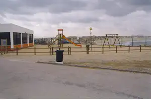 Foz do Mondego Parque de Campismo Foz do Mondego - Spielplatz mit Schaukel, Rutsche und