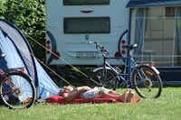 Frederikshavn Nordstrand Camping - Camper entspannt auf seinem Zeltplatz