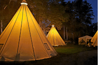 Freizeit Camping Erlichsee - Blick auf die Tipizelte bei Nacht