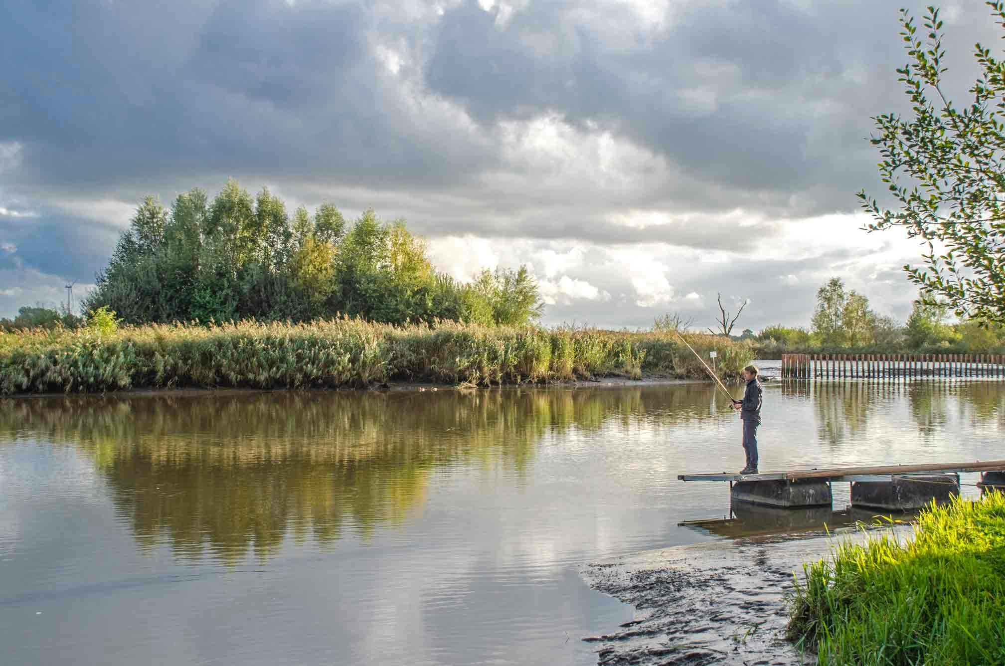 Freizeit- und Campingpark Geesthof - Campinggast beim Angeln am Ufer