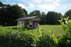 Camping am Lippesee - Kleiner Sanitärblock auf dem Campingplatz