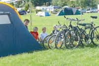 Freizeit- und Wohnpark am Lippesee - Campinggäste, Zelt und Fahrräder auf einer grünen Wiese