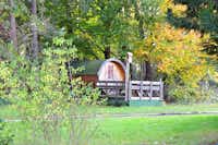 Freizeit- und Wohnpark am Lippesee - Mobilheim aus Holz umringt von Wald