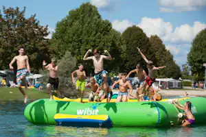 Freizeitcenter Oberrhein - Kinder spielen auf einem Wassertrampolin im See