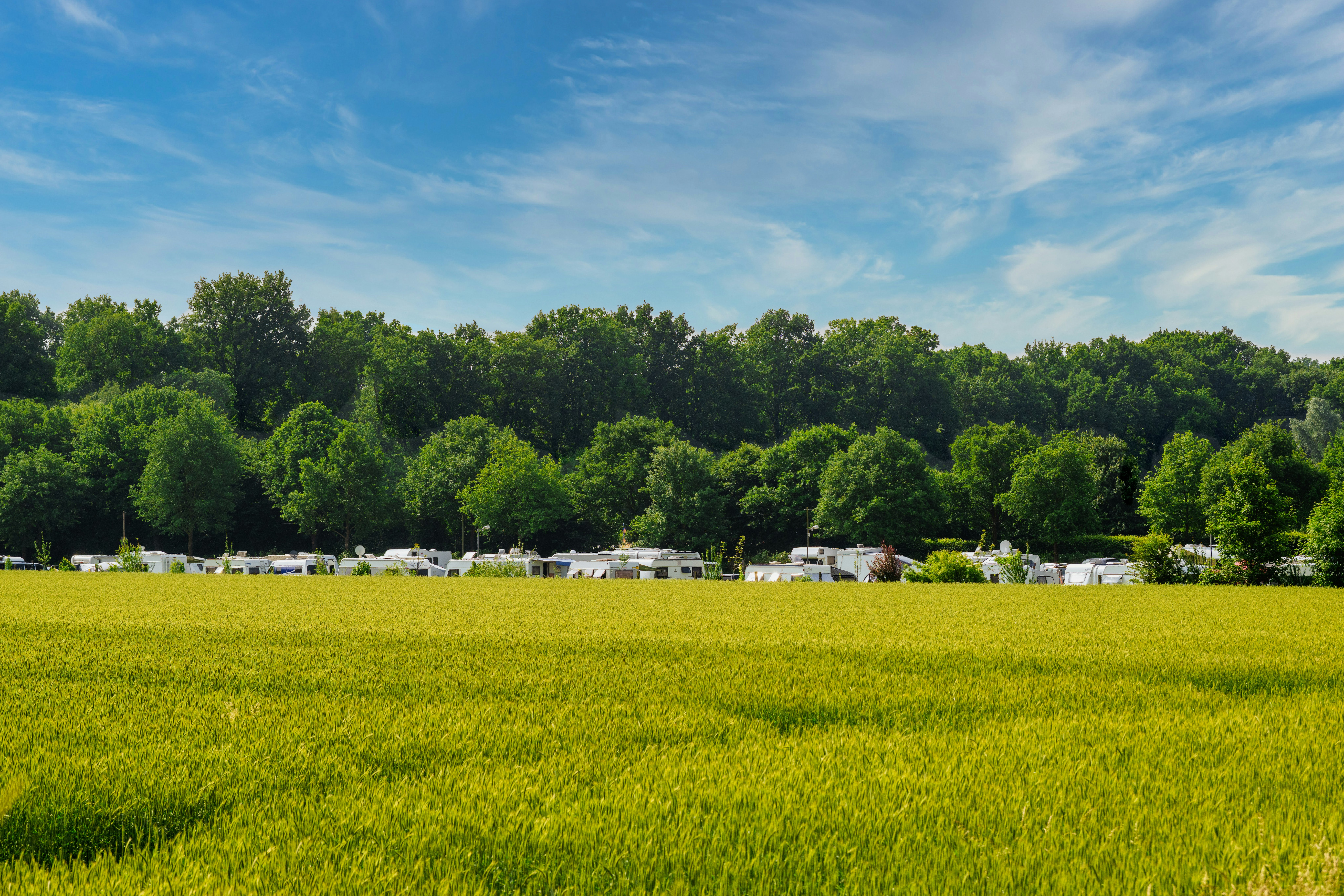Freizeitpark Klaukenhof - Blick auf die Standplätze umgeben von Feldern