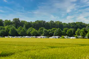 Freizeitpark Klaukenhof - Blick auf die Standplätze umgeben von Feldern
