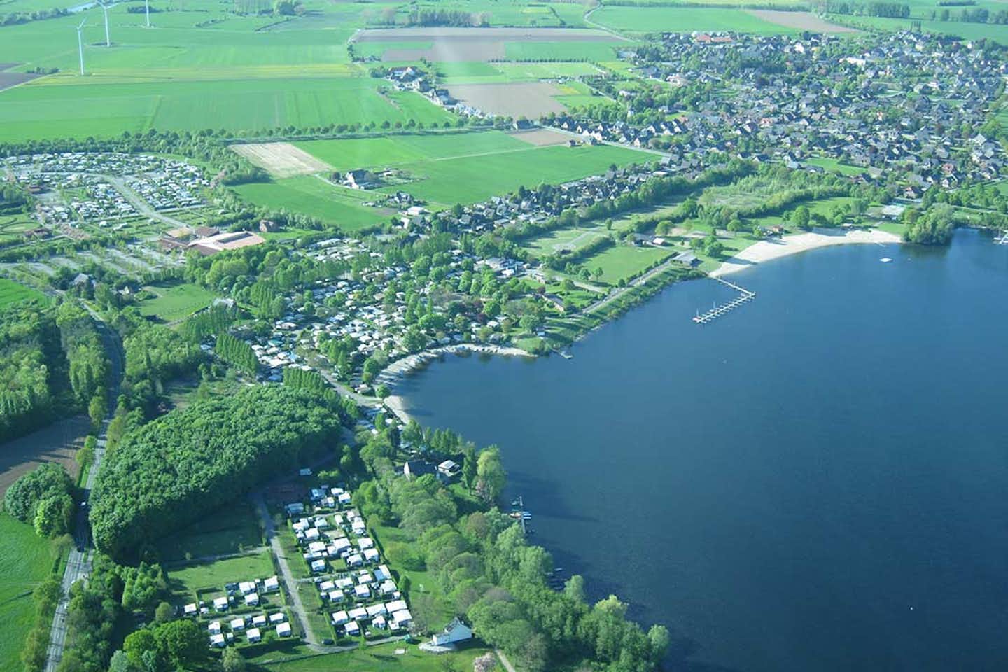 Freizeitpark Wisseler See  -  Luftaufnahme vom Campingplatz am See