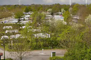 Freizeitpark Wisseler See - Blick auf den Wohnwagenstellplatz und Wohnmobilstellplatz vom Campingplatz