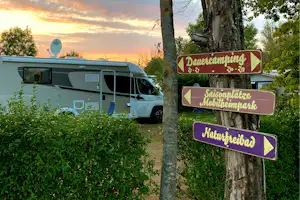 Freizeitpark Wisseler See - Wegweiser vor den Wohnmobilstellplätzen
