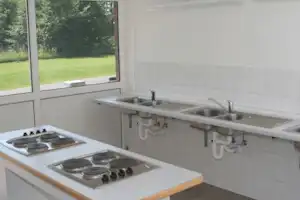 Friesland Camping - Innenansicht der Gemeinschaftsküche auf dem Campingplatz