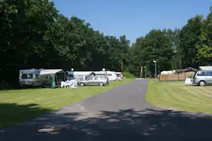 Friesland Camping - Strasse auf dem Campingplatz mit Stellplätzen an den Seiten