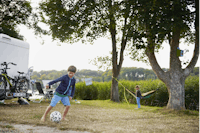 Fårup Sø Camping - Kinder beim Fußballspielen auf dem Campingplatz