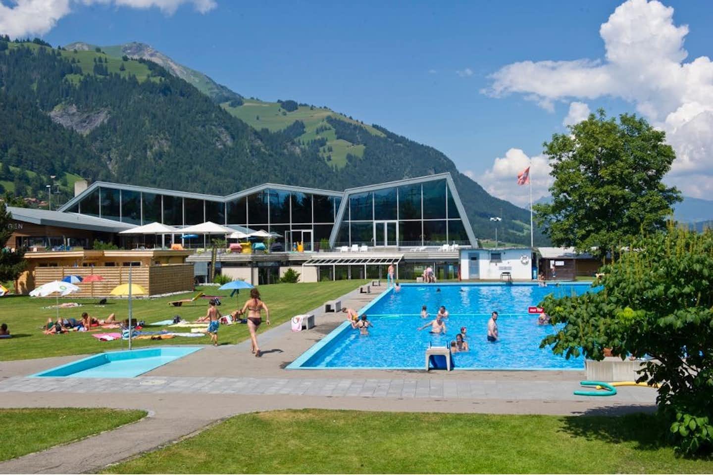 Frutigresort  -  Pool vom Campingplatz mit Liegewiese und Blick auf die Alpen