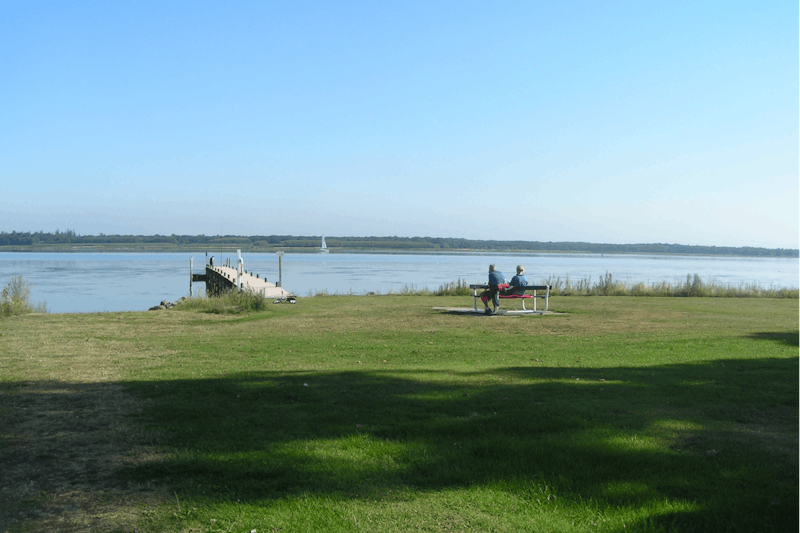 Frydenstrand Camping Mou - Gäste beim Entspannen mit Blick auf das Wasser
