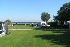 Frydenstrand Camping Mou - Wohnmobil- und Wohnwagenstellplätze auf dem Campingplatz