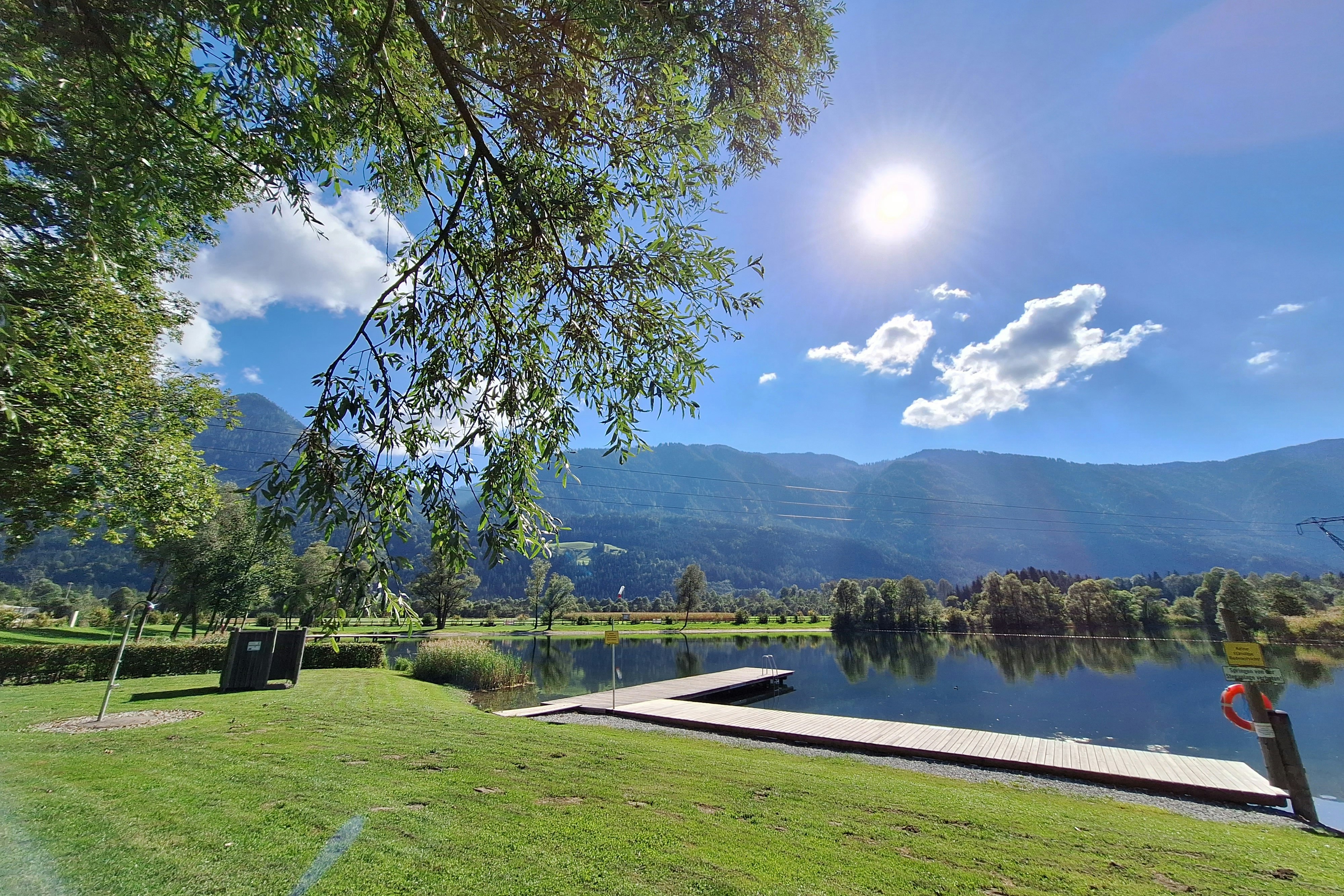 Seecamping Kleblach-Lind - Badesteg und Liegewiese am See