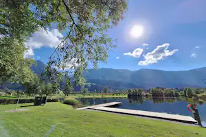 Seecamping Kleblach-Lind - Badesteg und Liegewiese am See