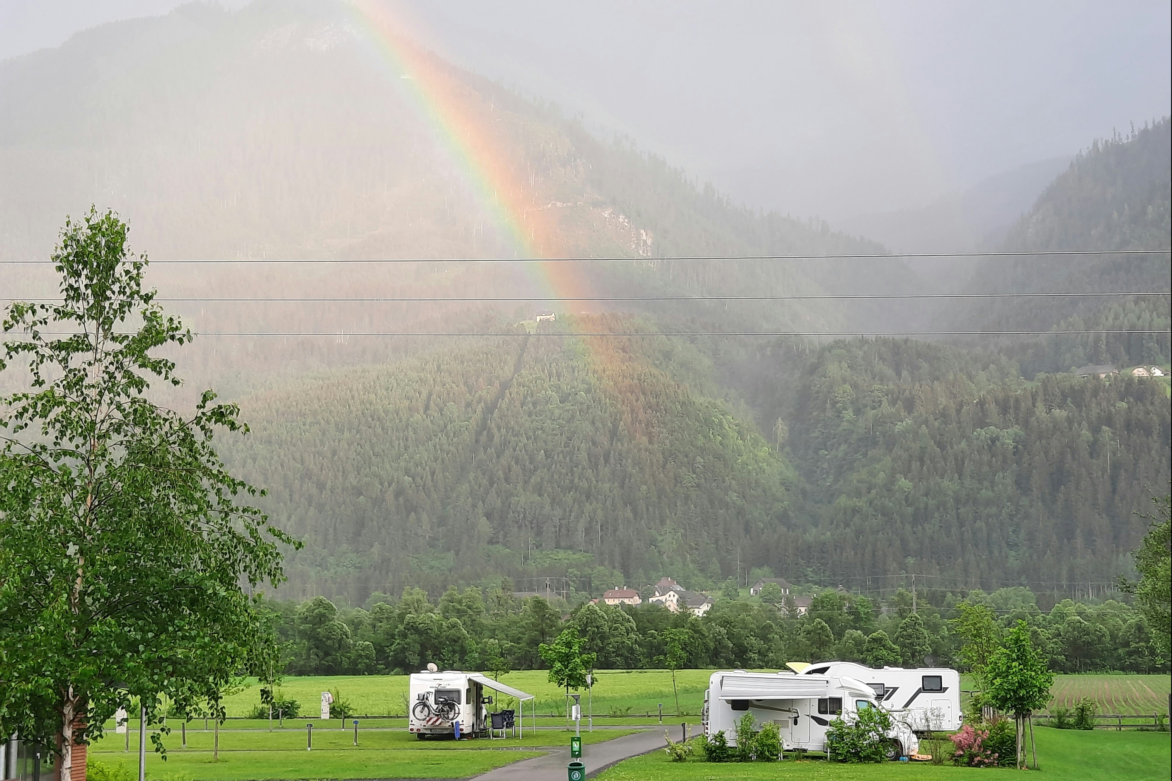 Seecamping Kleblach-Lind - Regenbogen über den Stellplätzen mit Blick in die Berge