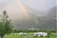 Seecamping Kleblach-Lind - Regenbogen über den Stellplätzen mit Blick in die Berge