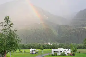 Seecamping Kleblach-Lind - Regenbogen über den Stellplätzen mit Blick in die Berge
