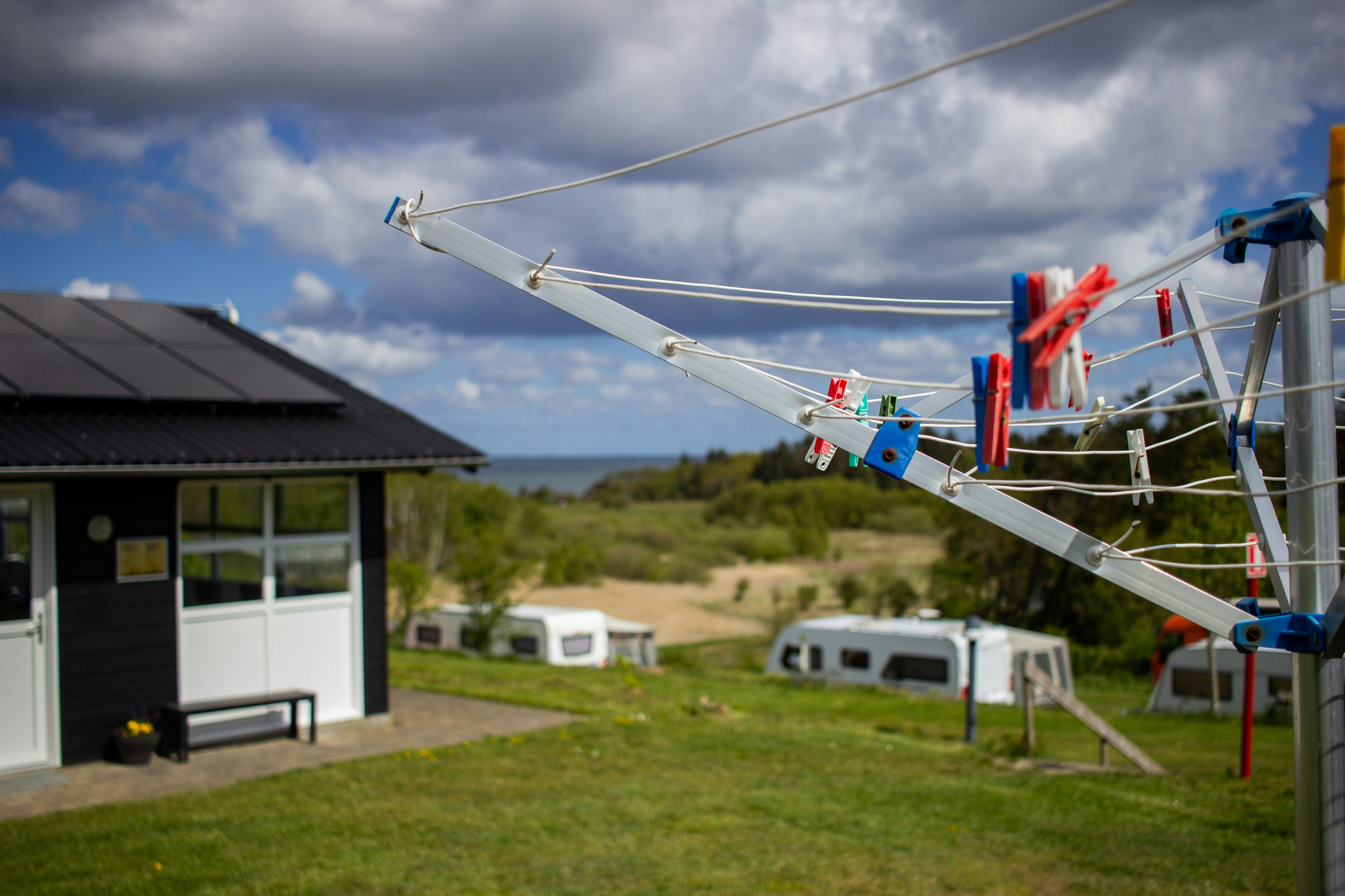 Fur Camping  - Wäscheleinen auf dem Wohnwagen- und Zeltstellplatz vom Campingplatz