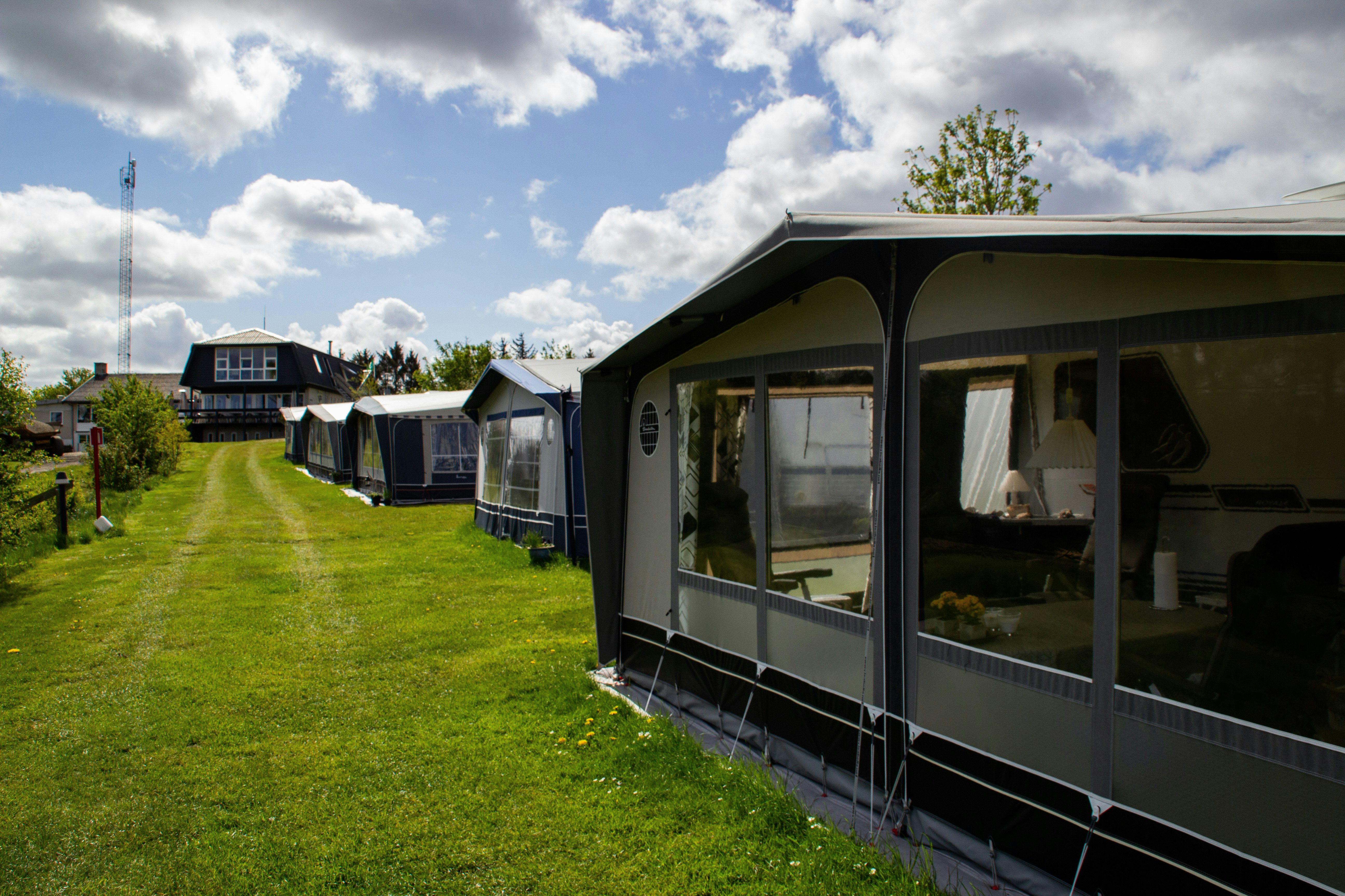 Fur Camping - Stellplatz vom Campingplatz auf grüner Wiese