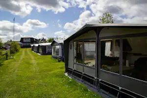 Fur Camping - Stellplatz vom Campingplatz auf grüner Wiese
