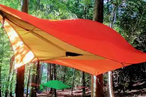 Future is Nature - FLYING TENT im Grünen auf dem Campingplatz