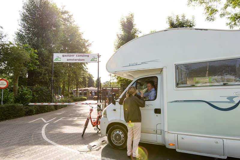 Gaasper Camping Amsterdam - Einfahrt des Campingplatzes