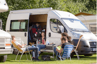 Gaasper Camping Amsterdam - Gäste beim Entspannen auf ihrem Stellplatz