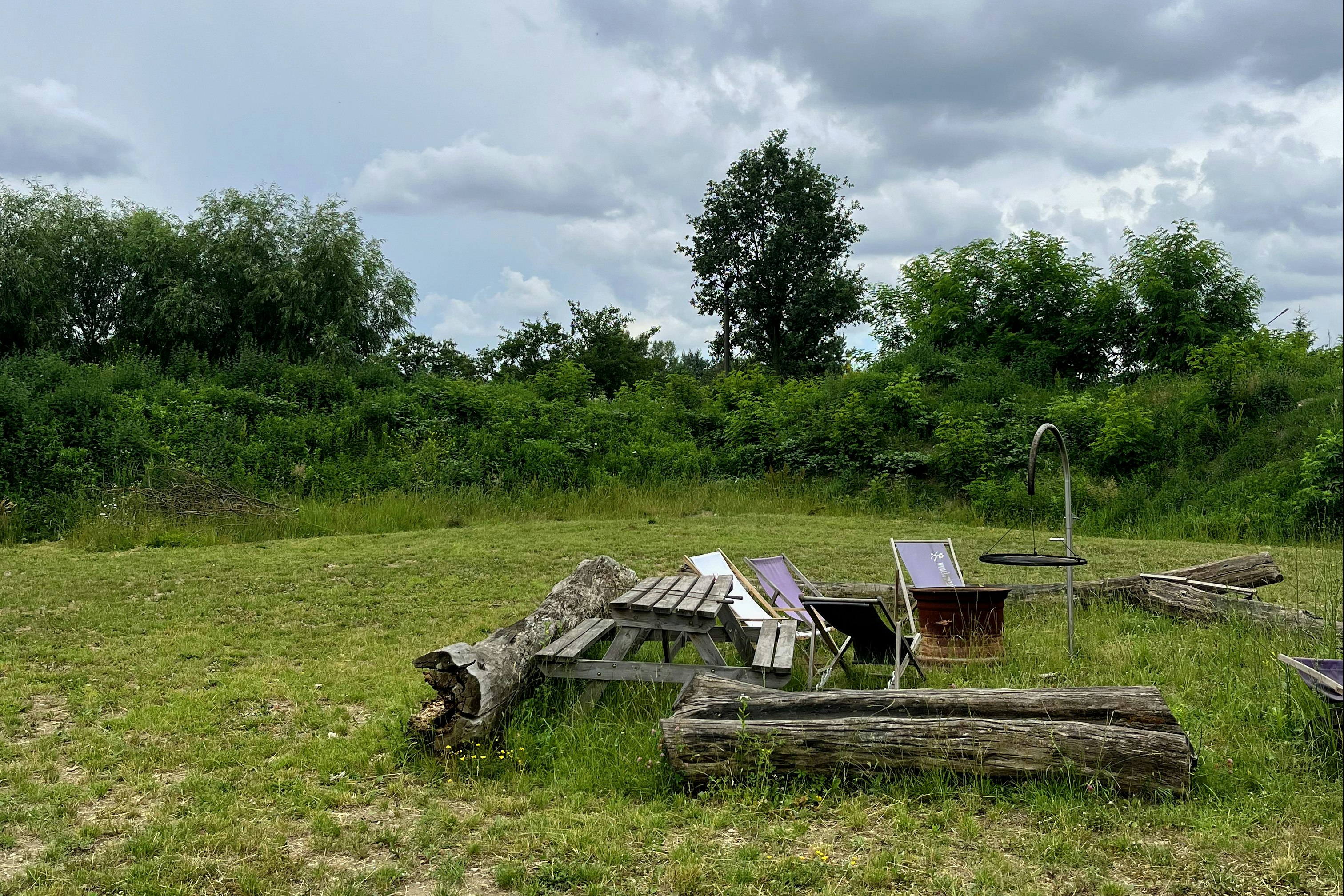 Gadabout Hostel & Camp - Feuerstelle mit Sitzgelegenheiten auf der Wiese